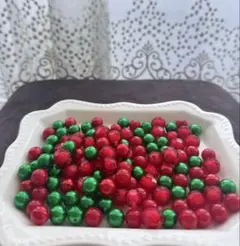 クリスマスカラー 赤と緑のプラスチックビーズセット