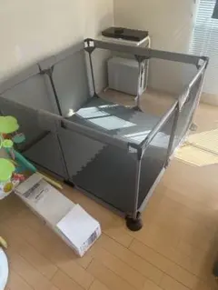 グレーの折りたたみ式ベビーサークル　西松屋
