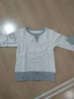 グレーとホワイトのトレーナー