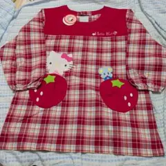 新品タグ付き。キティ。割烹着エプロン。チェック。苺ポケット。