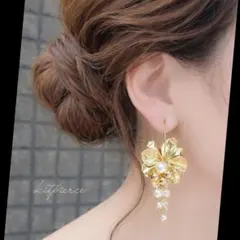 No.105 大ぶり 艶ゴールドフラワー×粒パールのゆらゆらピアス イヤリング