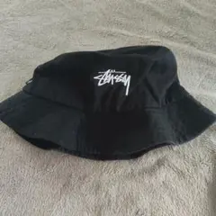 ​【人気】STUSSY ステューシー バケットハット 黒 白刺繍ロゴ 帽子のサムネイル