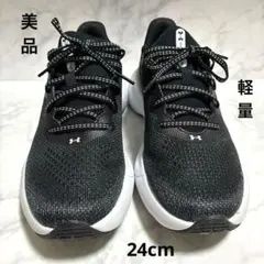 美品 Under Armour UAインフィニット ランニングシューズ 黒　軽量のサムネイル