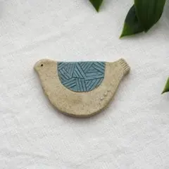 レトロな青い鳥ブローチ　北欧　ハンドメイド　陶器風　陶土ブローチ