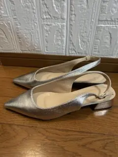 シルバー ポインテッドトゥ バックストラップパンプス