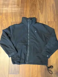 ポロロゴ付き黒ナイロンジャケット