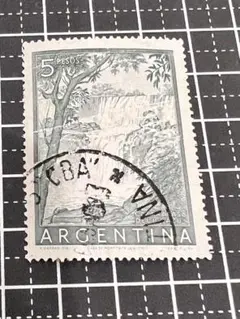 1954年に発行されたアルゼンチンの切手で、額面は5ペソ、図案はイグアスの滝
