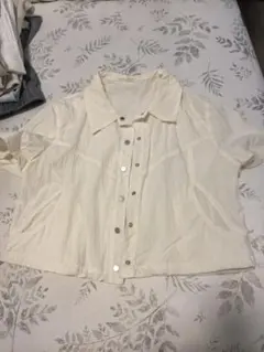 クリーム色 半袖 シャツ