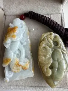 (1565) 安売り　天然翡翠Ａジェット　ハンドメイド立体彫刻2点セット　紐付き