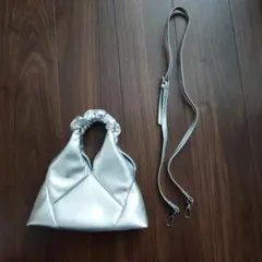 シルバーショルダーバッグ ギャザーハンドル