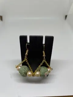 緑色のちりめん玉とビーズの和風ピアス
