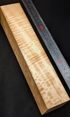 白樫、細かい荒樫杢多で見栄えあり！樹齢1.5世紀の加工済板。長33cm幅