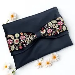 インド刺繍の贅沢ポーチ　ブラック系　ファスナー　通帳ケース　コスメ　母子手帳