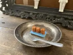 フランス　フェーヴ 双子のお茶会　三つのカヌレが焼けました