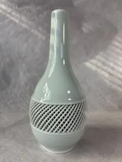淡い青色の網目模様の陶器花瓶