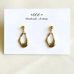 572◆ゴールド　変形　雫　シンプル　小ぶり　ハンドメイド　ピアス　イヤリング
