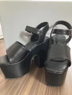 新品未使用 Vivian 厚底プラットフォームアンクルストラップサンダル 黒 M