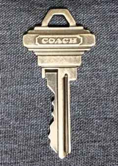 COACH カギ型チャーム