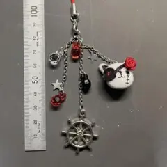 猫　パンク　赤　ストラップ