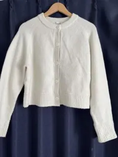 GU アイボリー ボタン付きカーディガン