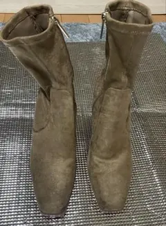 ベージュのスエードブーツ ヒール8cm