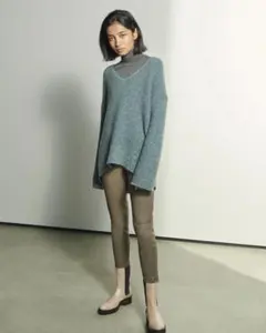 【Theory】Vネックカシミア素材のニット 長袖