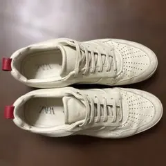 ZARA ホワイトレザー調スニーカー