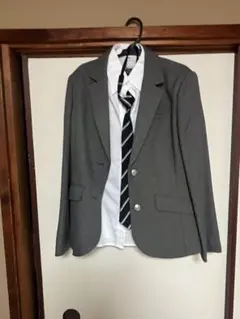 グレーのジャケット・ホワイトシャツ・チェック柄スカートセット