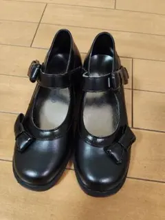 黒いリボン付きフォーマルシューズ