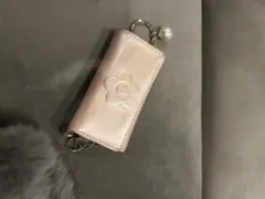 マリークワント　エンボスデイジーパール キーケース（パールピンク）