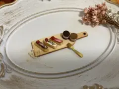 ミニチュアスイーツ マーブルスティックケーキとクッキーサンドのプレート♡