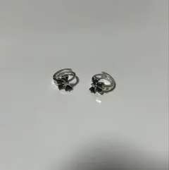 チャーム付きシルバーフープピアス リボン ブラックのサムネイル