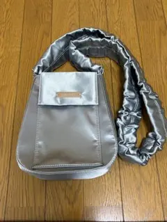 un/neu ギャザーハンドルサテンフラップバッグ　シルバー