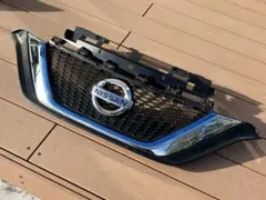 日産 E12ノートニスモS 後期 純正フロントグリル - メルカリ
