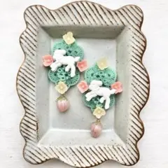 ⚠️先にコメントお願いします⚠️羊とアンティーク風フラワーのピアス　昭和レトロポップ