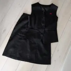 事務服ベストセットアップ　ビジネスストライプ黒スーツ Dの刺繍付き7号S