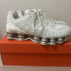 NIKE SHOX ホワイト シルバー スニーカー25.5cm - メルカリ