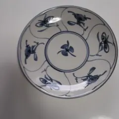 青い花模様の深いボウル