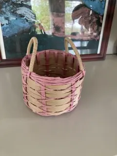 ピンクとベージュのかごバッグ