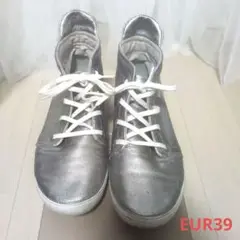 シルバー スニーカー