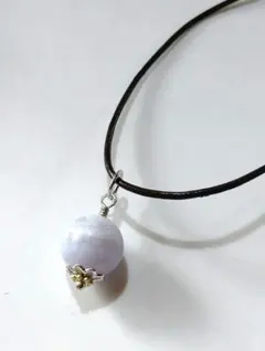 淡いブルー色の白い縞入り石（石名不明　ブルーレースアゲート似）　ペンダントトップ