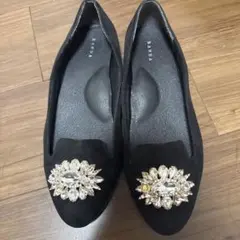 RANDA ビジュー付き黒スエードフラットシューズ