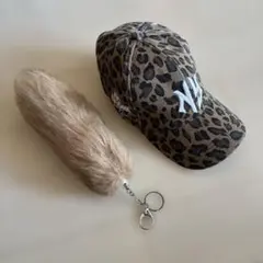 ヒョウ柄キャップ ファー しっぽ キーチャームのサムネイル