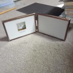 【今月限り】 二つ折りタイプ 金属製 フォトフレーム