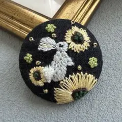 ハンドメイド 刺繍ブローチ くるみボタン 猫 黒猫 クロネコ - メルカリ
