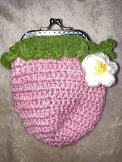 いちご型がま口ポーチ花モチーフ付き