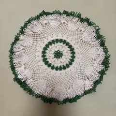 レース編みドイリー ホワイトとグリーン