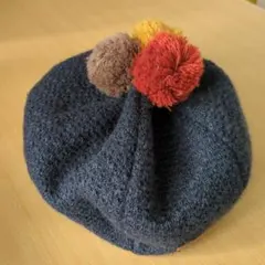 ポンポン付きダークブルーのベレー帽
