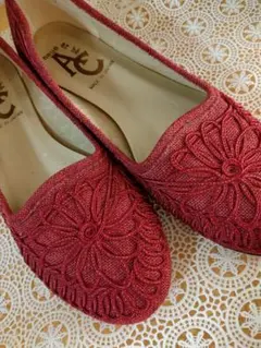 赤い花模様のフラットシューズ