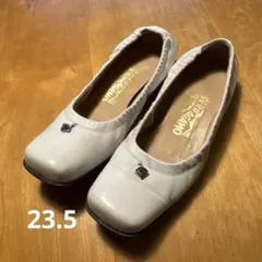 フェラガモ　靴　白のサムネイル